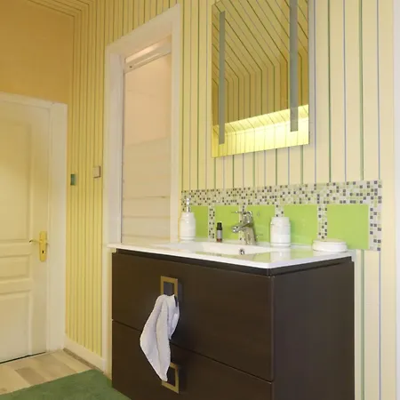 לינה וארוחת בוקר Emeraude